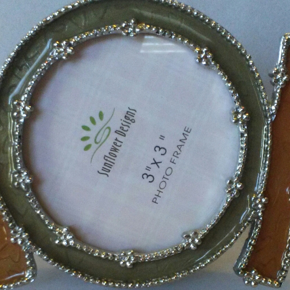 'Mom' 3"X 3" Enameled Photo Frame -EUC - Picture 2 of 4